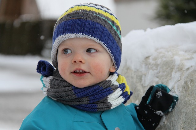 dítě u sněhu
